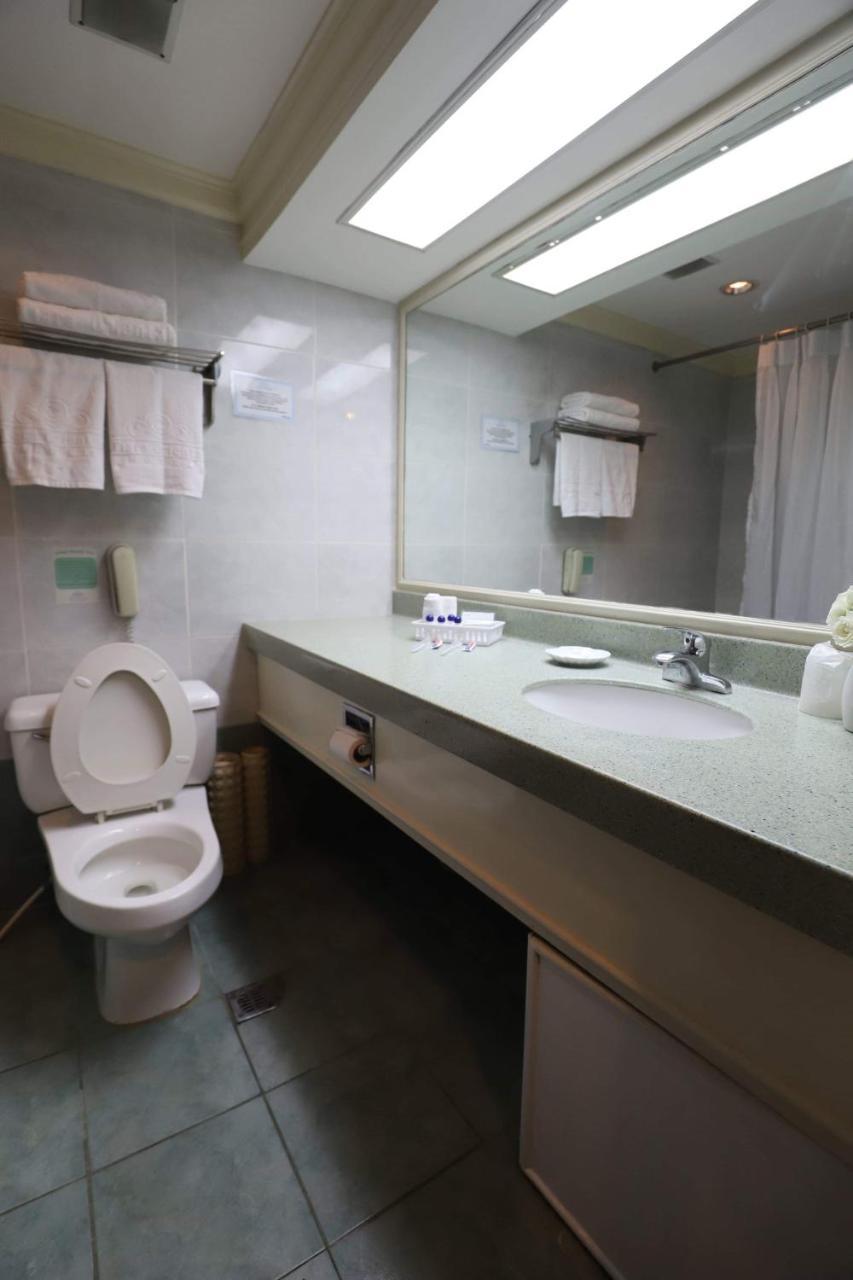 Tiara Oriental Hotel Makati City Bagian luar foto